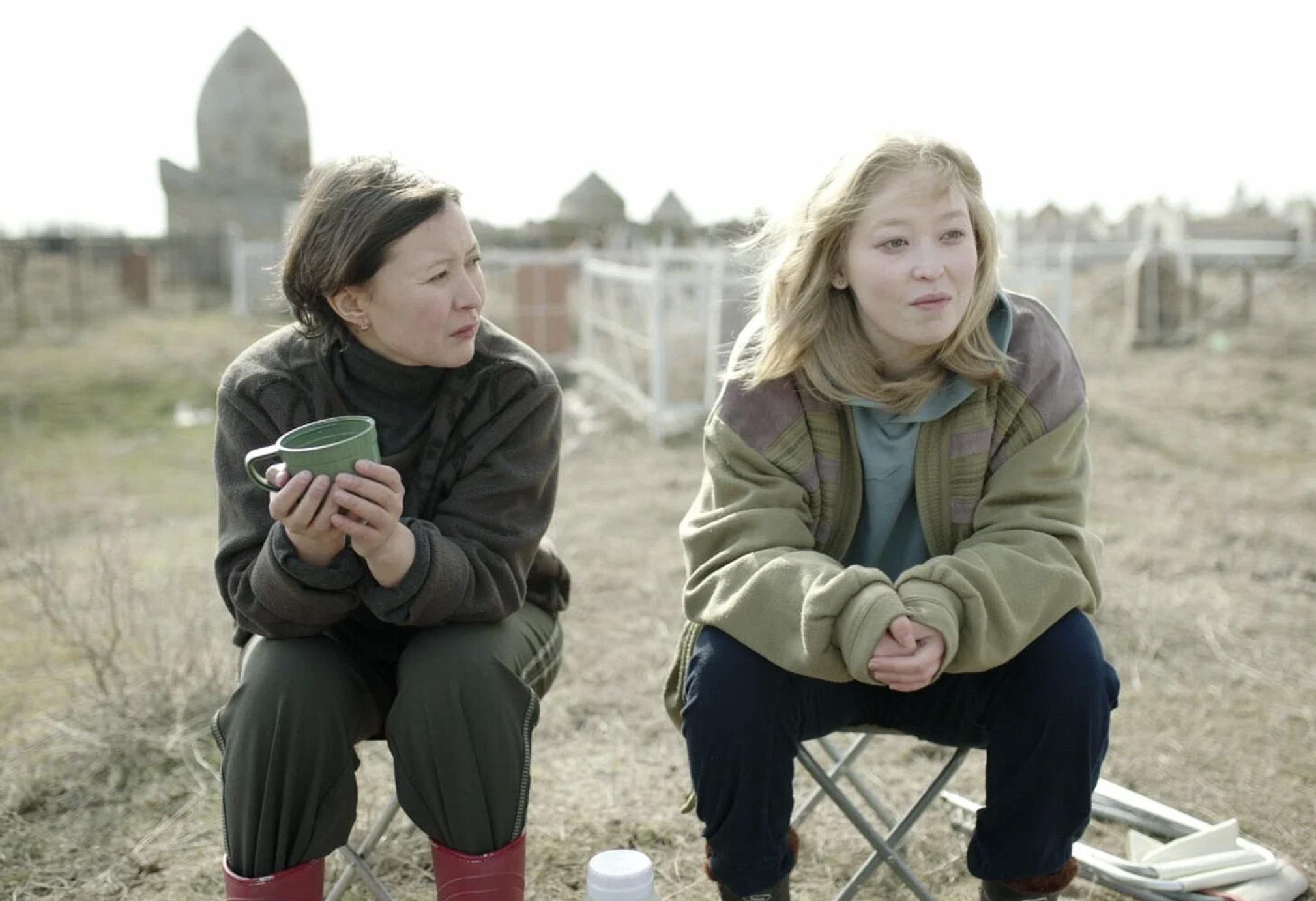 «Папа умер в субботу».Дебютный фильм Заки Абдрахмановой, выпускницы Школы документального кино и театра Марины Разбежкиной и Михаила Угарова, прогремел на кинофестивале «Маяк»-2024, заполучив приз за, собственно, лучший дебют. По сюжету гримерша Айко едет из Москвы в родную деревню в Казахстане на похороны папы-тирана. У того была новая семья с молодой женой и обожаемой дочкой, что безмерно раздражает неспокойную Айко. Скитаясь по заснеженной деревне от одного воспоминания к другому, она наконец находит путь, который принесет ей если не ясность, то нужное направление: через отрицание, колючесть и неизжитое горе — к принятию, самоценности и любви к ближнему. «Папа умер в субботу» — это в какой-то степени наша «Сентиментальная ценность», только менее дорогая, камерная, небогемная.«Фильм предлагает посмотреть на семью и детство не как на источник проблем и психологических травм, а как на фундамент, который, подобно парадоксу Тесея, не разрушится от переделок, но может стать крепче. Если согласиться с тем, что уже имеешь, начать укреплять его и строить с учетом всех особенностей». Из рецензии Миланы Стояновска