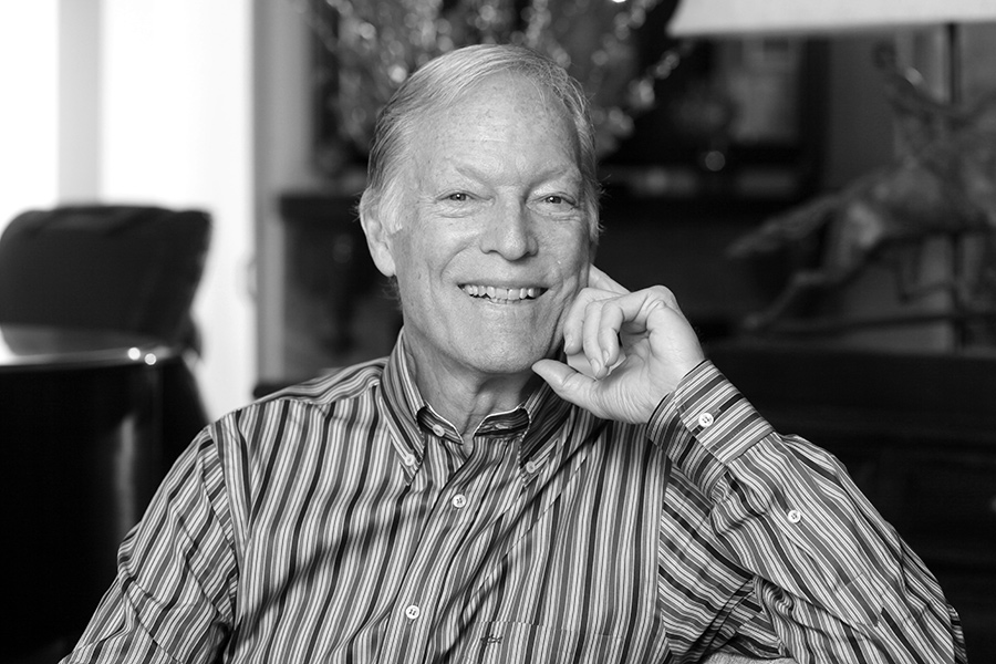 29 марта умер американский актер Ричард Чемберлен, сыгравший в сериалах &laquo;Сегун&raquo; и &laquo;Поющие в терновнике&raquo;. Причиной смерти стали осложнения после перенесенного инсульта.

Чемберлен также играл главную роль &mdash; доктора Килдэра &mdash; в одноименном сериале, ставшем хитом. Среди других работ актера&nbsp;&mdash; &laquo;Ад в поднебесье&raquo;, &laquo;Казанова&raquo;, &laquo;Три мушкетера&raquo; и &laquo;Копи царя Соломона&raquo;.