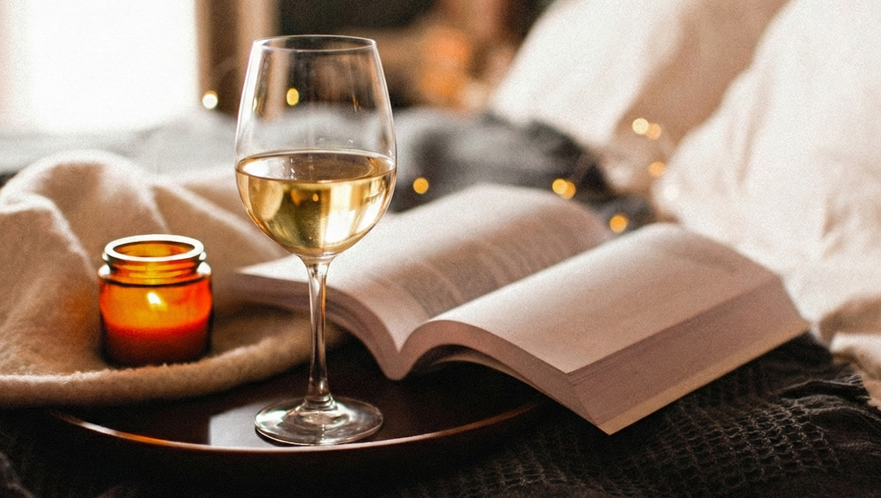 Книги для новогоднего настроения от Галины Юзефович и вина к ним