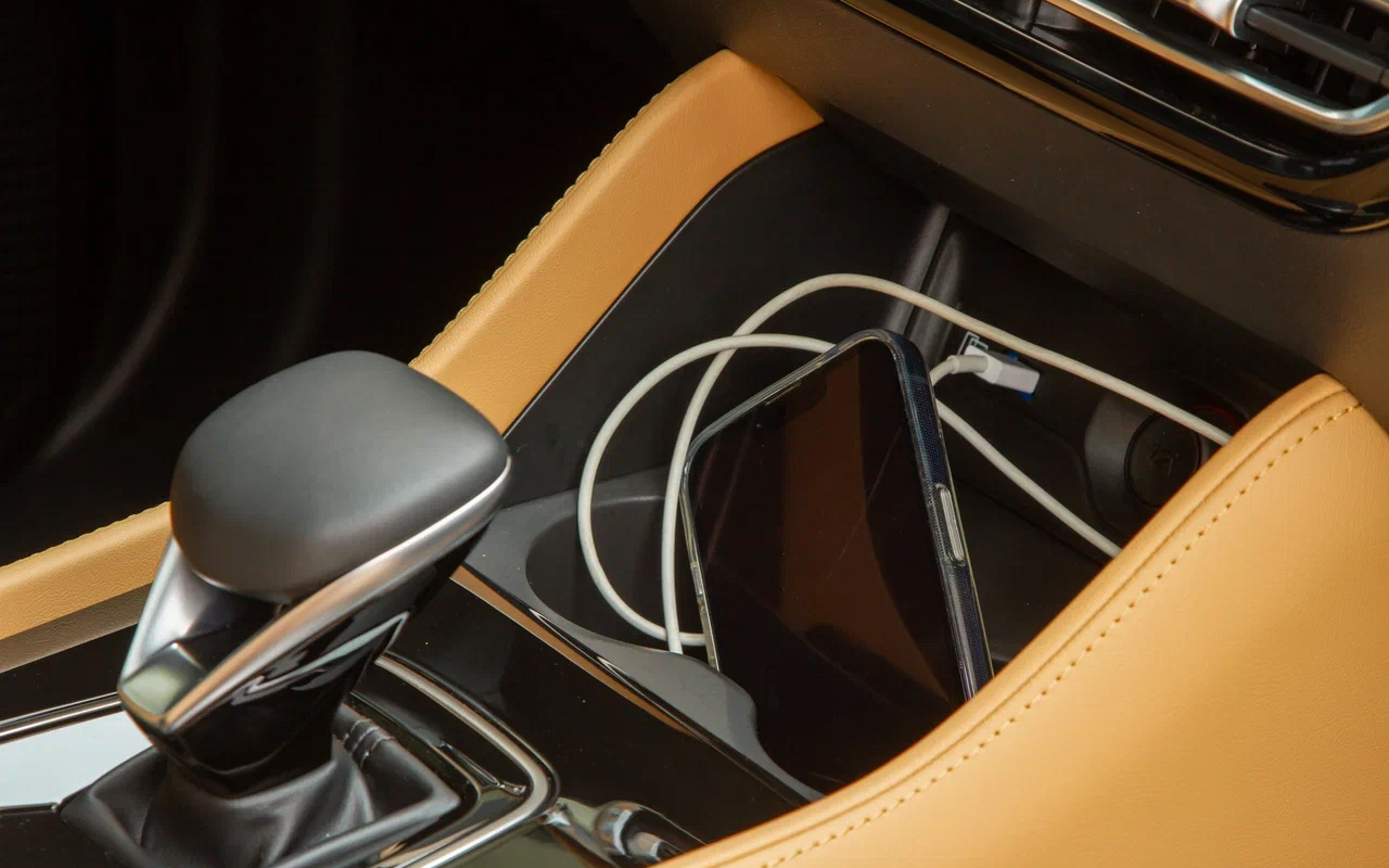 Подстаканники служат подсмартфонниками, а поставь сюда емкость &mdash; она загородит USB-слот