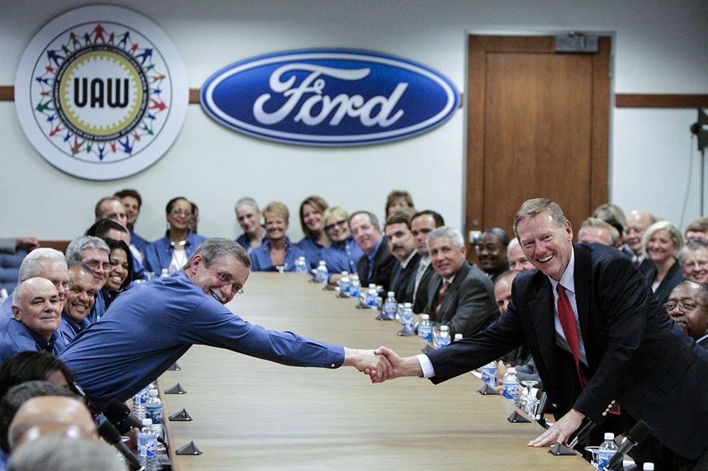 Гендиректор Ford Алан Малалли жмет руку главе профсоюза работников автомобильной промышленности США Рону Геттелфингеру перед стартом напряженных переговоров о реформах в компании, 23 июня 2007г.