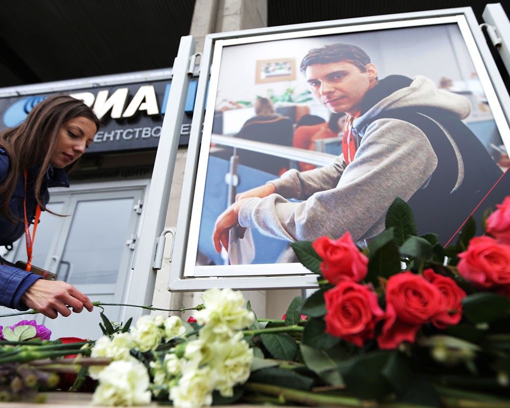 Цветы в память о погибшем на Украине фотокорреспонденте МИА "Россия сегодня" Андрее Стенине у здания агентства