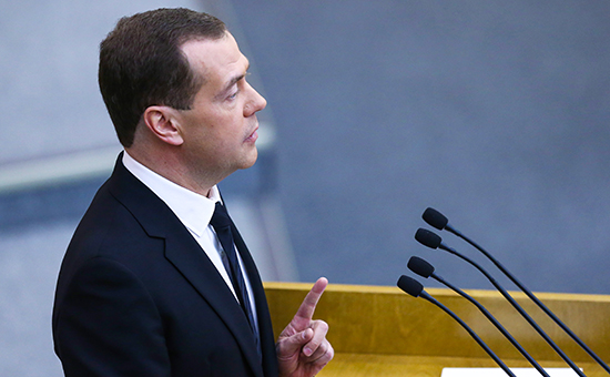 Премьер-министр РФ Дмитрий Медведев на пленарном заседании Госдумы РФ во время выступления с отчетом о результатах деятельности правительства РФ за 2015 год


