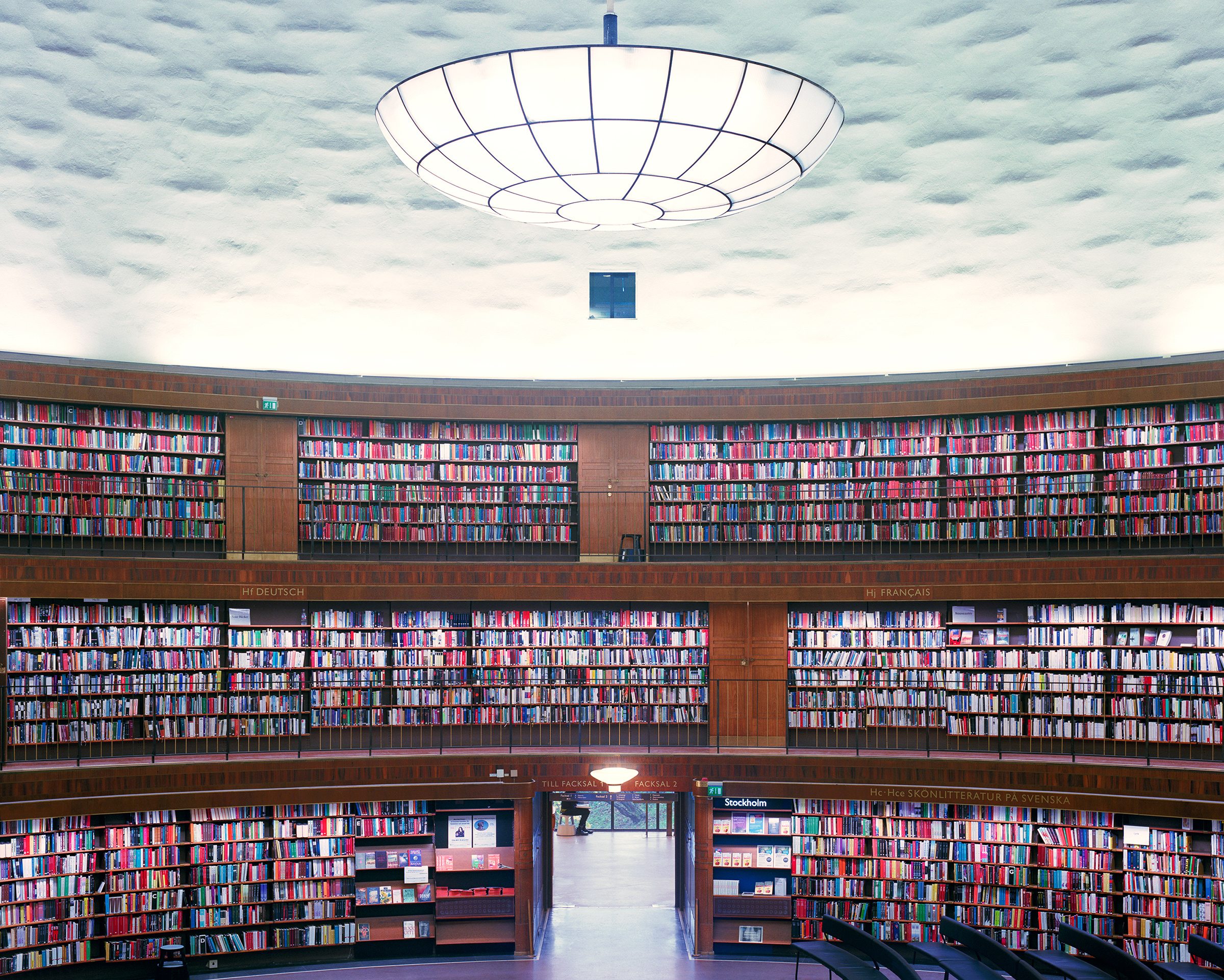 <p>Стокгольмская общественная библиотека &mdash; публичная библиотека в столице Швеции&nbsp;в районе&nbsp; Вазастан. Здесь хранится более 2 млн книг, 2,4 млн аудиокниг и других аудиозаписей. Библиотеку должны были расширить, но в 2009 году приостановили проект.</p>

<p>В 2015 году в подвалах хранилища было обнаружено превышение в 100 раз допустимой концентрации&nbsp;радона &mdash; бесцветного газа без запаха, который при регулярном и продолжительном вдыхании может привести к раку легких. Источником радона часто является грунт, породы которого содержат то или иное количество урана.</p>

<p>Около 350 тыс. книг, хранящихся в подвале библиотеки, <a href="http://vakna.blogspot.ru/2015/05/radonskandalen-drabbar-diktsamlingarna_5.html">оказались</a>&nbsp;непригодными для чтения, распространения и копирования информации.</p>
