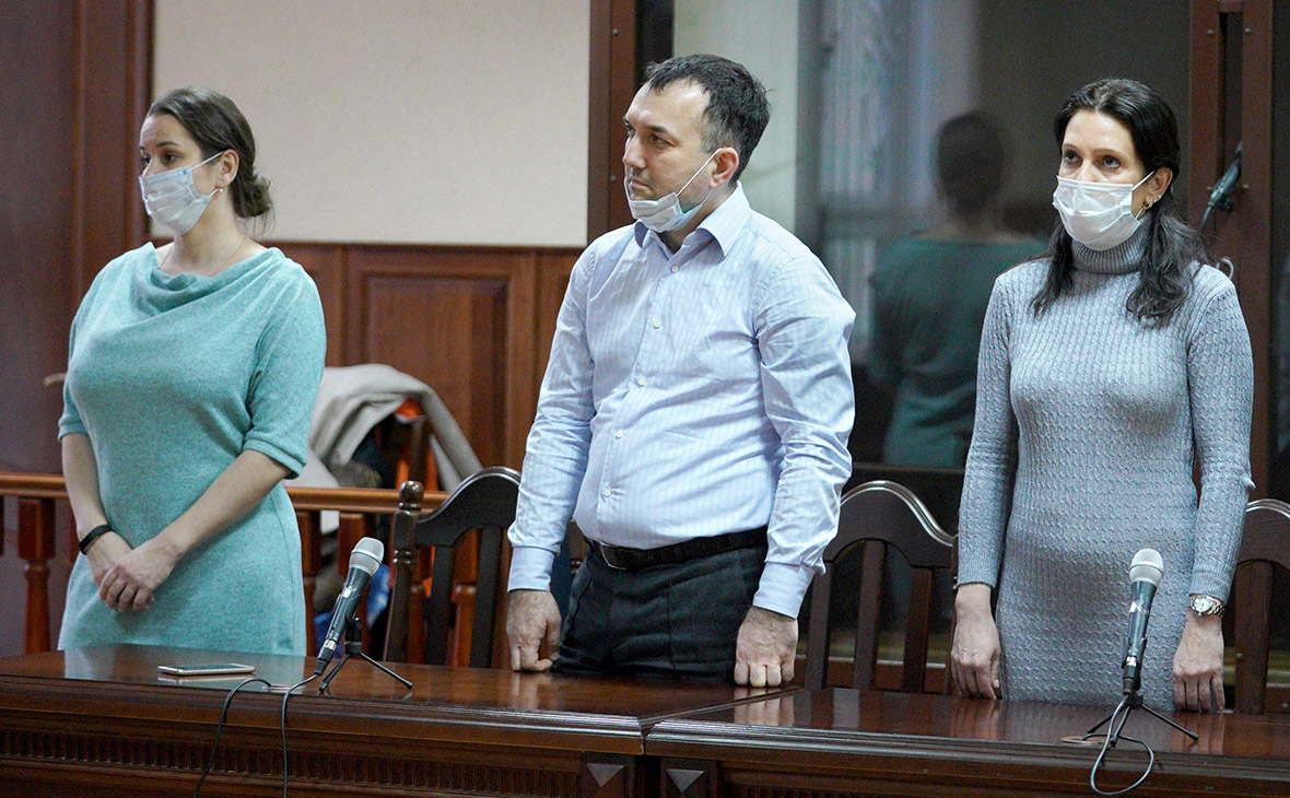 Элина Сушкевич,&nbsp;Елена Белая (слева направо) и адвокат Камиль Бабасов (в центре)