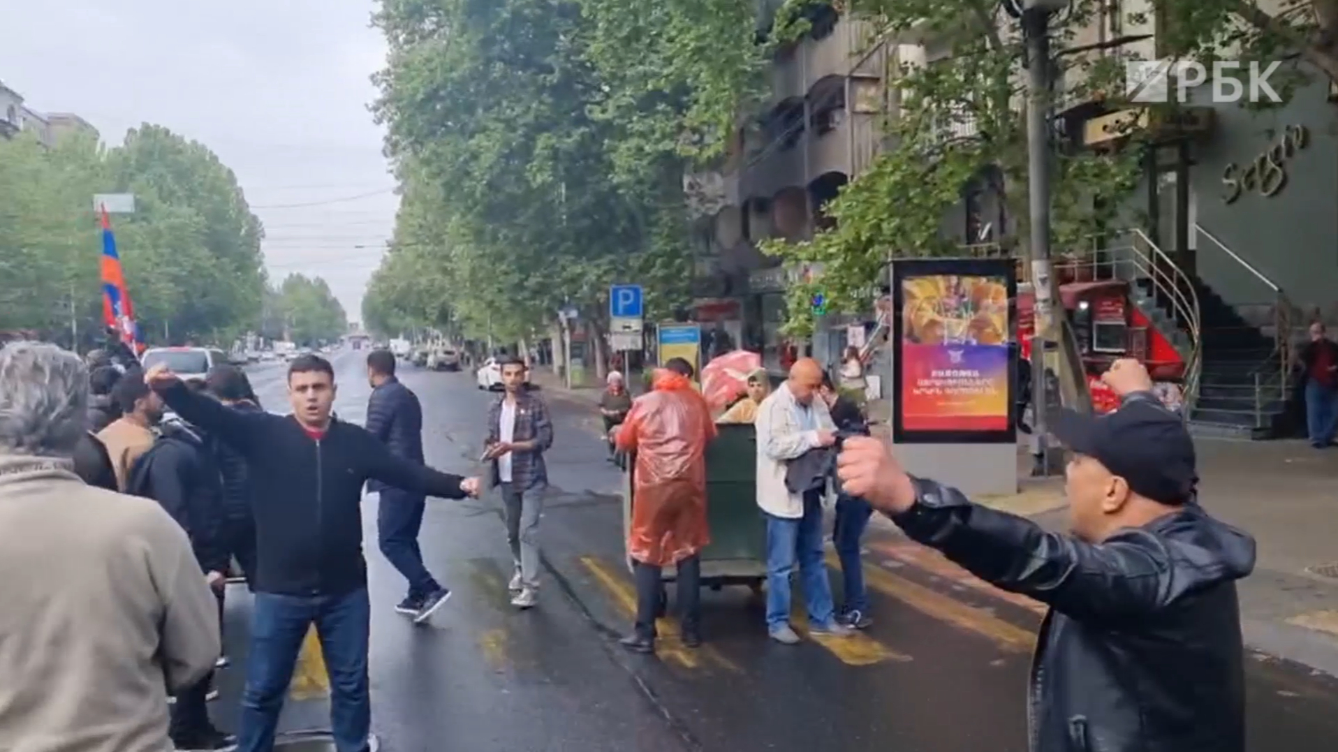 Полиция начала задерживать оппозиционеров, перекрывающих улицы в Ереване