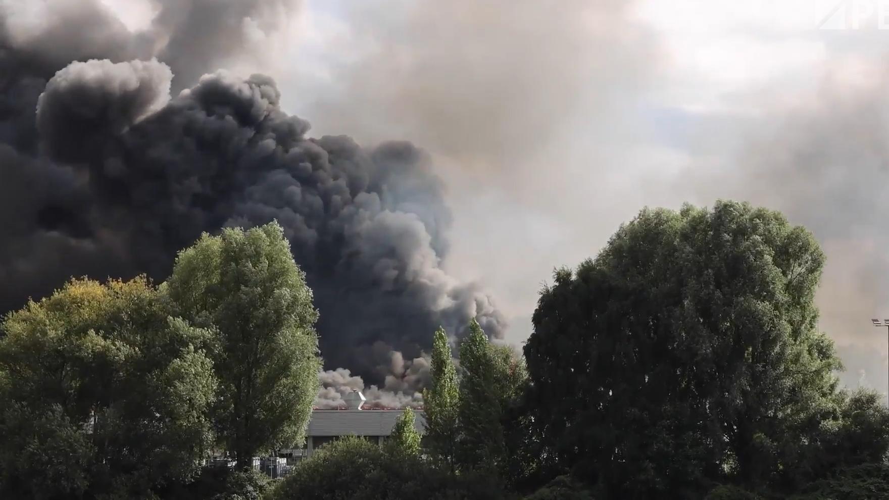 Взрывы и черный дым: в порту Гамбурга вспыхнул мощный пожар. Видео