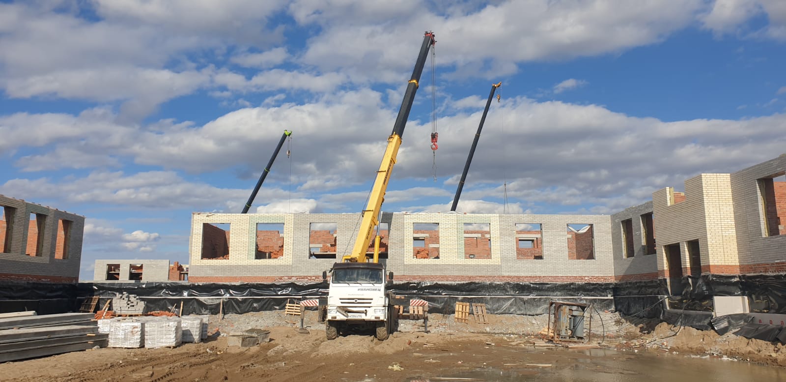 Здание строящейся школы в Татарске, апрель 2025 года