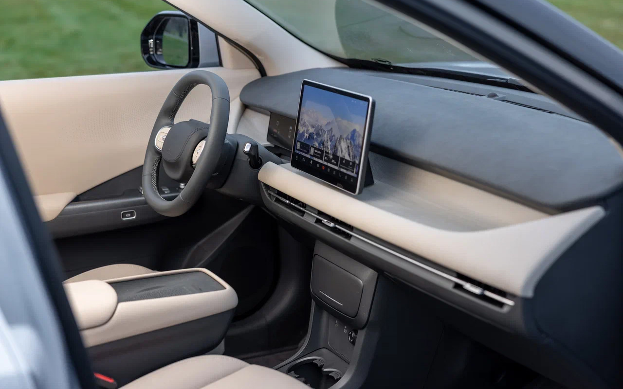 На торпедо нового&nbsp;Evolute i-Joy имеется удобная полочка с подсветкой. Классное и технологичное решение!&nbsp;Жаль, что поверхность полки жесткая, а подсветка отражается в боковых зеркалах