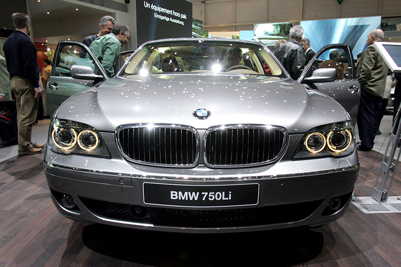 BMW 750

Второй по&nbsp;популярности, но&nbsp;первый по&nbsp;цене в&nbsp;десятке. Его средняя закупочная цена&nbsp;&mdash; 5 млн&nbsp;руб. Управделами закупило 360 таких авто. Всего в&nbsp;реестре около&nbsp;1,4&nbsp;тыс. автомобилей BMW&nbsp;&mdash;&nbsp;больше, чем&nbsp;членов правительства, Госдумы и&nbsp;Совфеда вместе взятых
