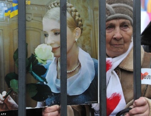 Сторонники Ю.Тимошенко штурмуют Апелляционный суд Киева