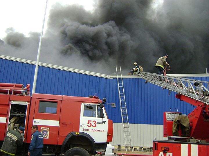 В крупном торговом центре в Казани произошел пожар