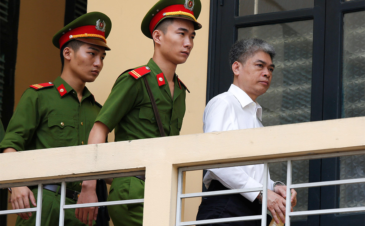 Нгуен Суан Шон&nbsp;с сотрудниками полиции после оглашения приговора
