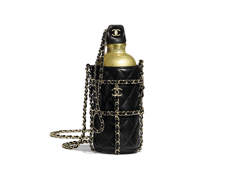 Металлическая бутылка на ремне Chanel, 360 300 руб. (Chanel)