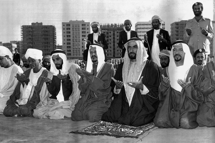 Халифа бин Заид Аль Нахайян&nbsp;ведёт молитву о дожде в Абу-Даби,&nbsp;2 января 1979 г.