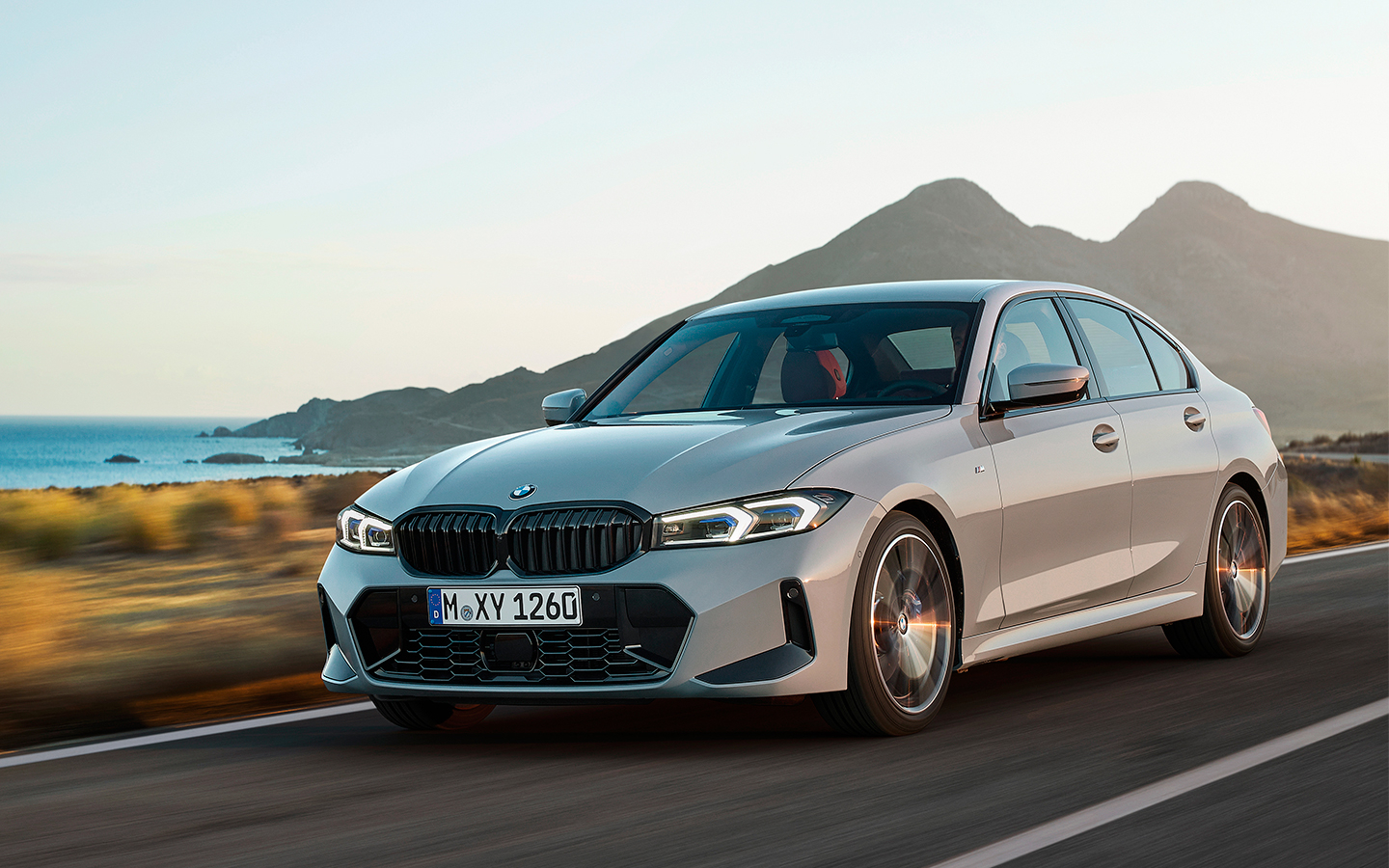 BMW представила обновленный седан и универсал 3-Series