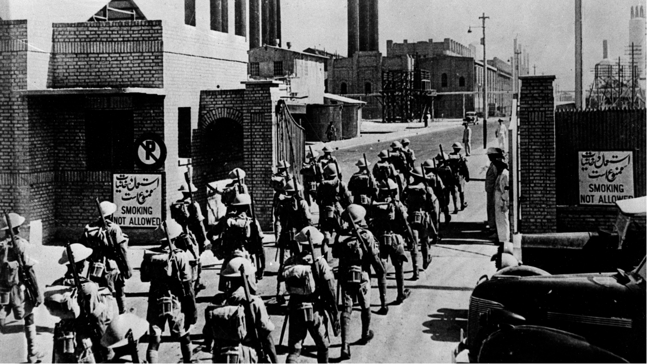 Группа стрелков из Индии&nbsp;возвращается на англо-иранский нефтеперерабатывающий завод, 1946 год