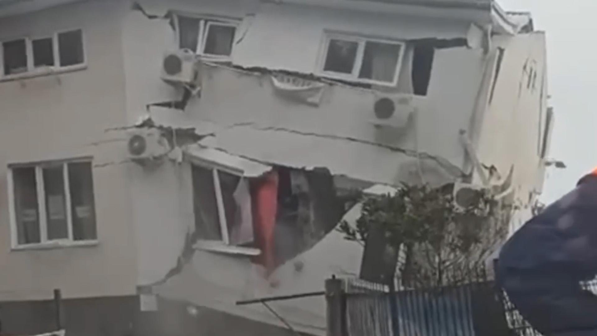В Сочи во время шторма обрушилось трехэтажное здание