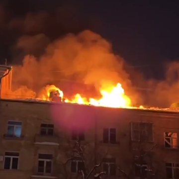 Пожар на крыше шестиэтажки на севере Москве. Видео
