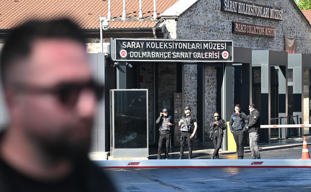 Сотрудники полиции патрулируют въезд на территорию дворца Долмабахче в Стамбуле в преддверии переговоров между делегациями России и Украины