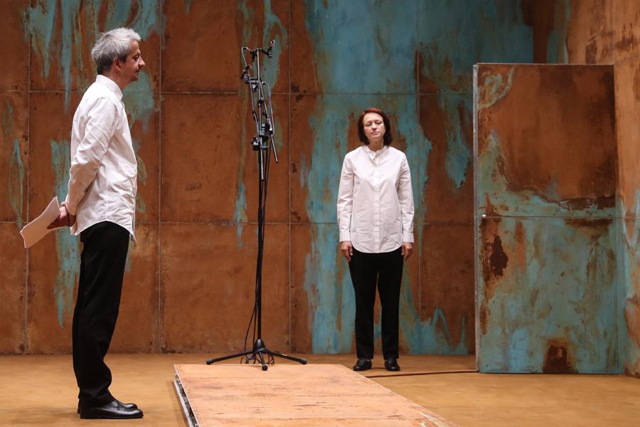 Елена Морозова и Константин Богомолов во время пресс-показа фрагментов спектакля по роману Томаса Манна &laquo;Волшебная гора&raquo; на сцене &laquo;Электротеатра Станиславский&raquo;, 2017 год