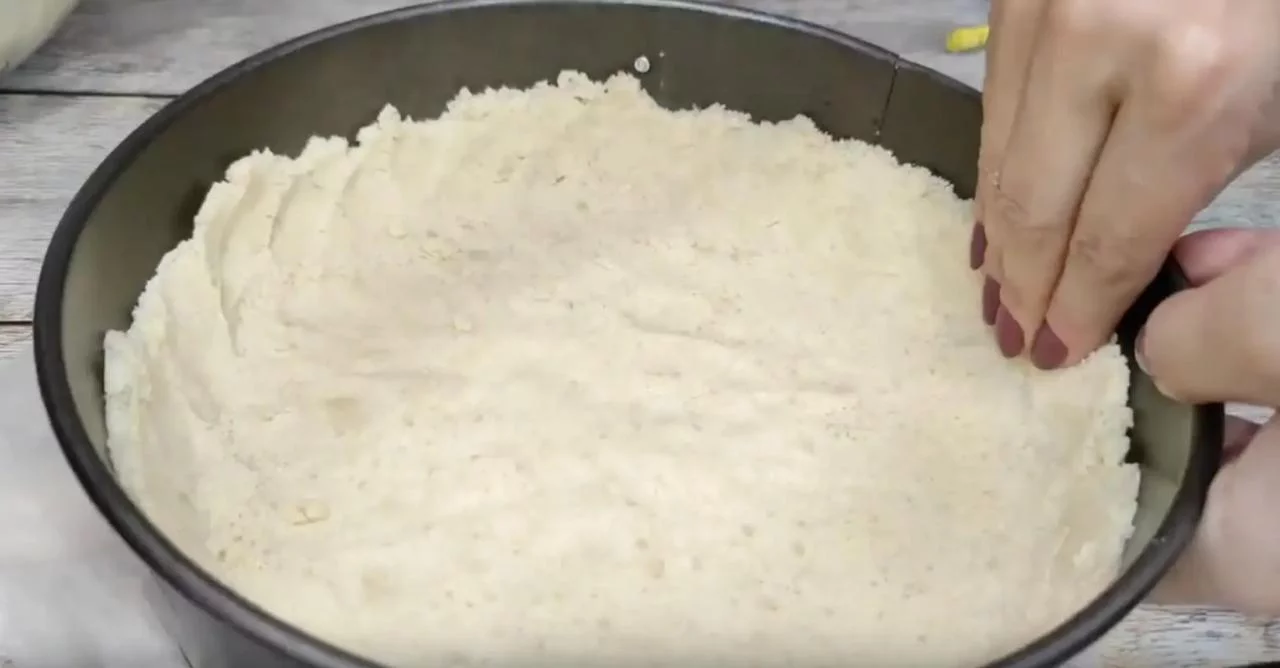 Распределите крошку по форме