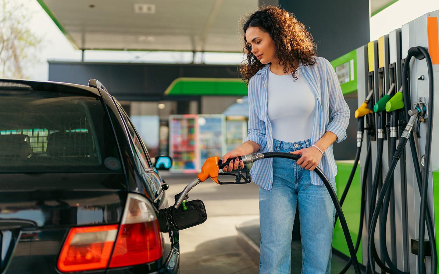 Вот как нельзя заправлять машину на АЗС. И при чем тут прическа водителя