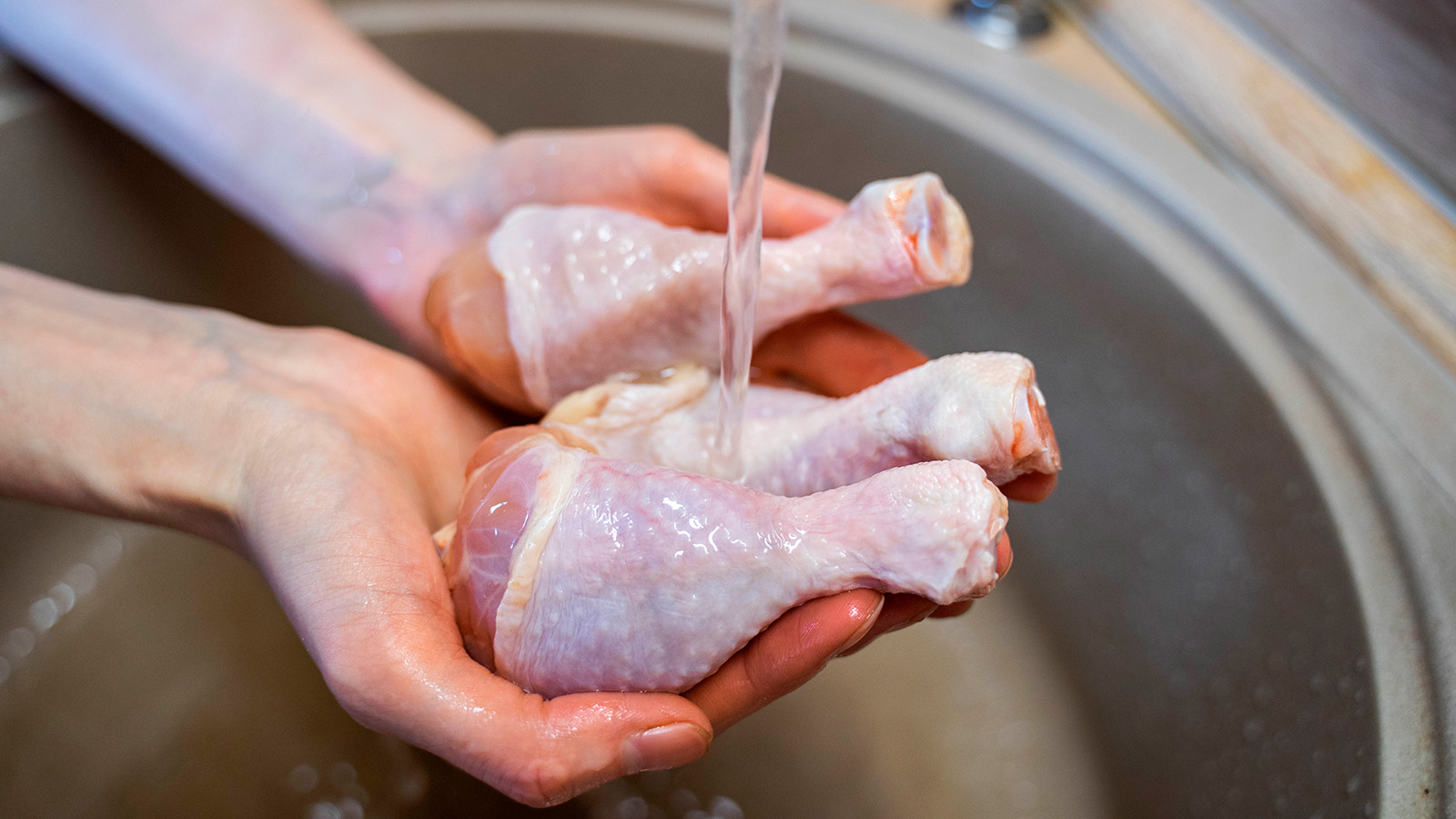 Мнения экспертов по поводу того, нужно ли мыть сырую курицу перед приготовлением, разделились