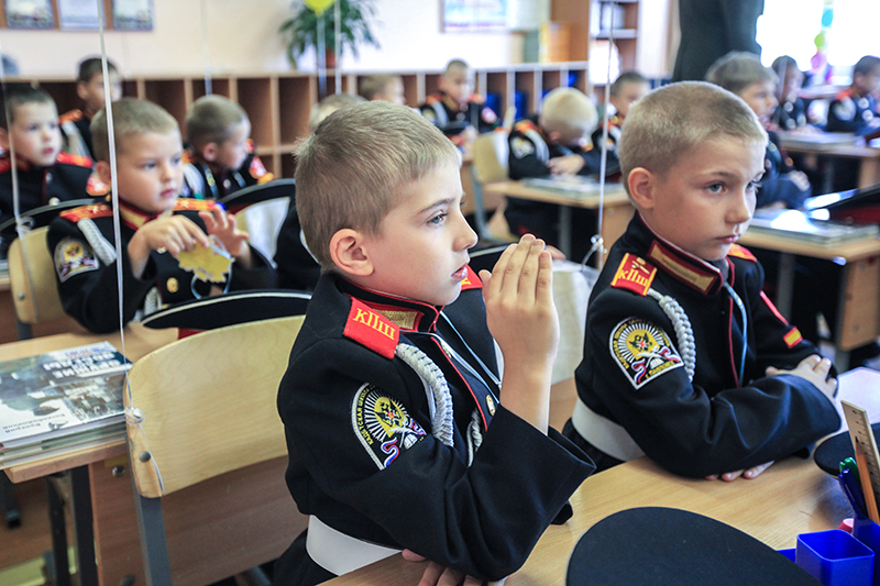Воспитанники Павловской кадетской школы в классе в первый день нового учебного года, Павловск