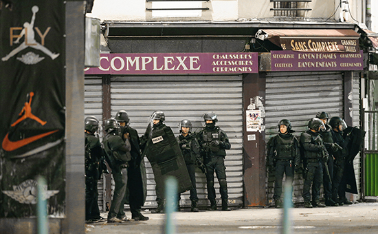 Французский спецназ во&nbsp;время спецоперации в&nbsp;парижском пригороде Сен-Дени