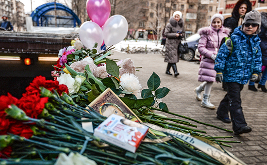 Цветы и&nbsp;игрушки в&nbsp;память об&nbsp;убитой девочке у входа на&nbsp;станцию метро &laquo;Октябрьское Поле&raquo; в&nbsp;Москве


