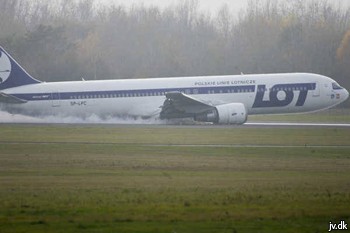 В Варшаве аварийно сел самолет: в кабине пилотов треснуло стекло