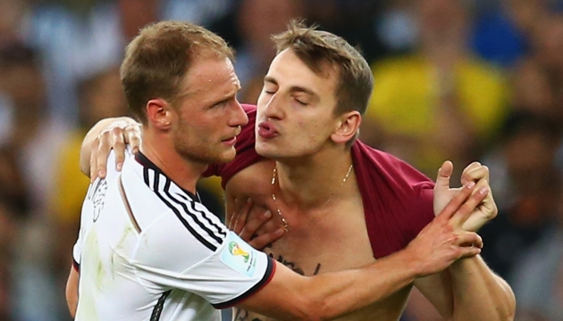 Любвеобильный фанат, вырвавшись на поле, подбежал к немцу Хеведесу и попытался его поцеловать.