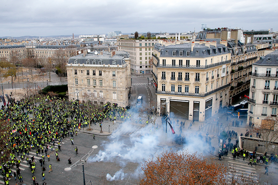 Протестующие прошли маршем по центральным улицам Парижа