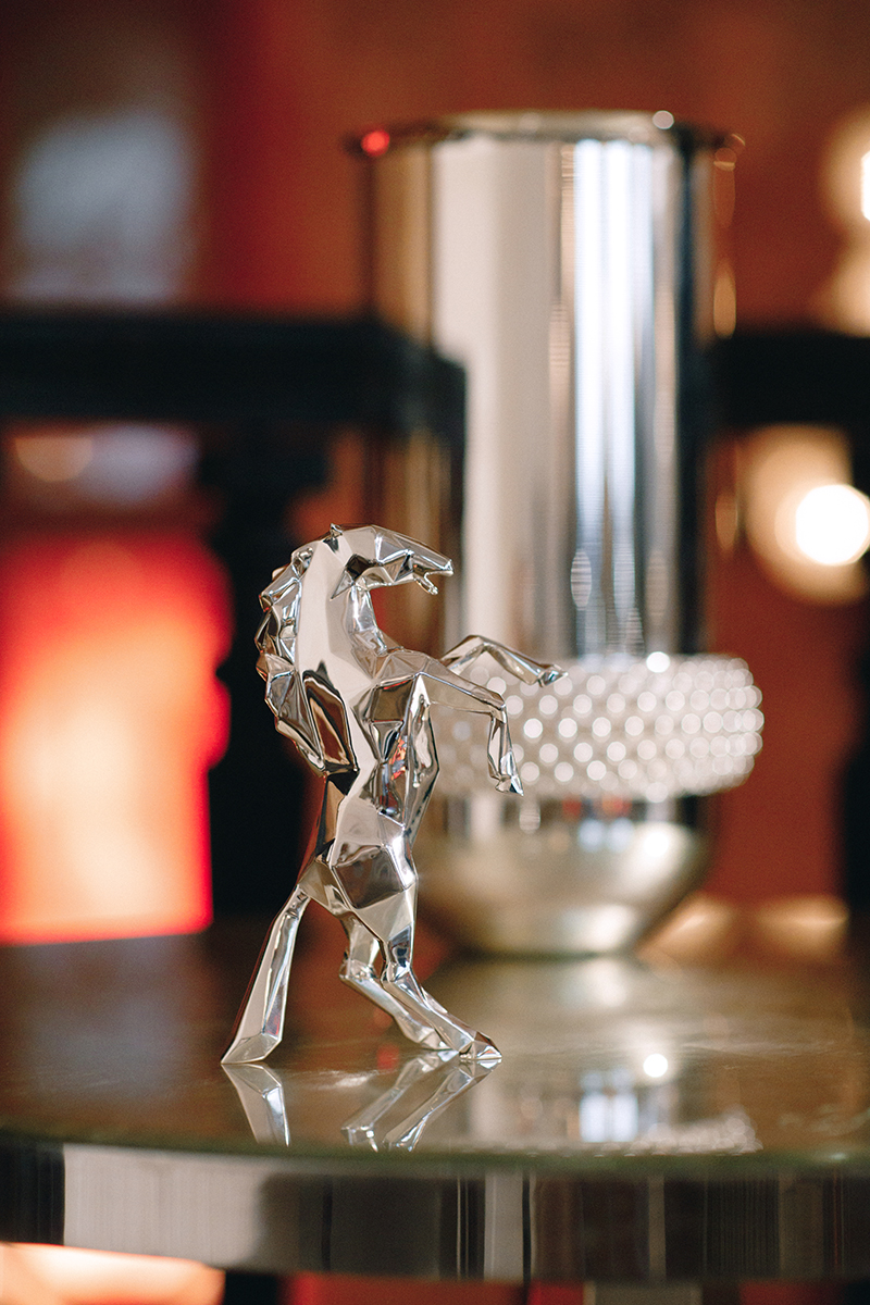 Скульптура Prancing Horse by Richard Orlinski (посеребрение); ваза Collection Club XXL (посеребрение)&nbsp;&mdash; Christofle