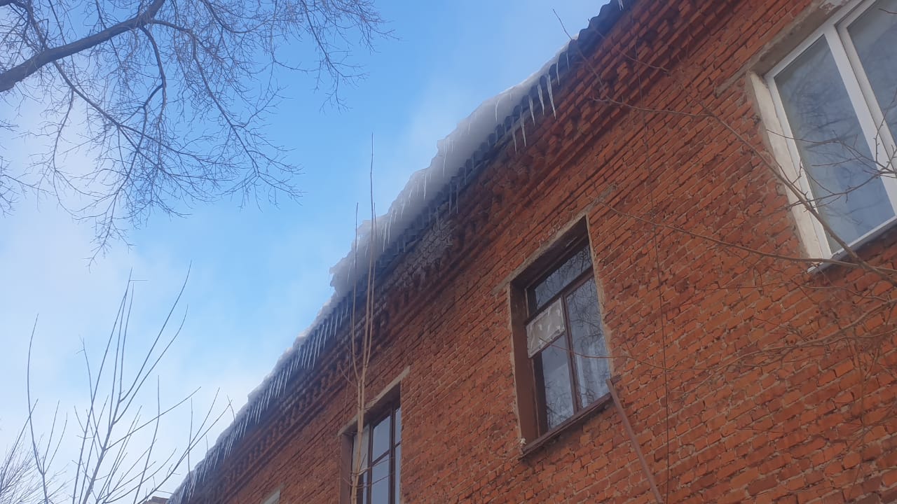 В Перми на женщину с ребёнком с крыши дома упала глыба снега
