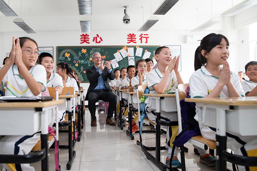 Тим Кук во время посещения школы в Пекине, 2015 год