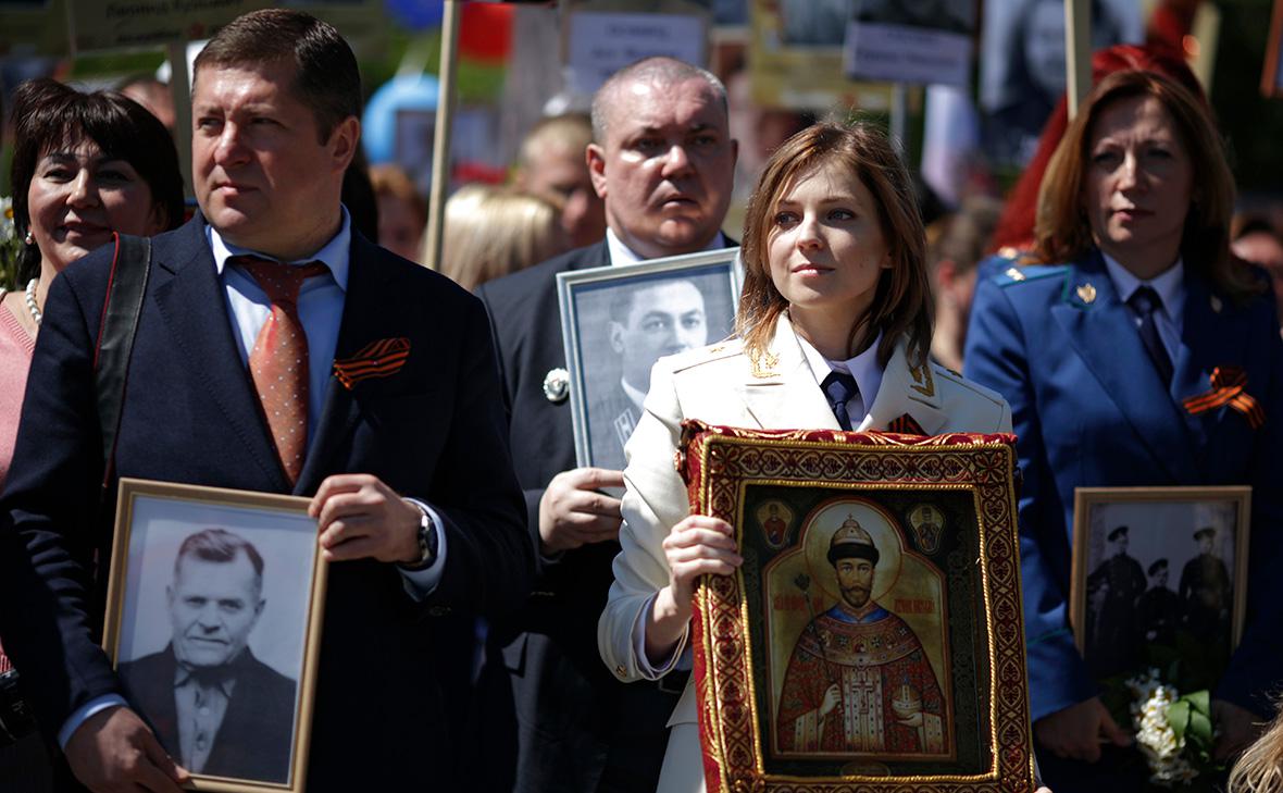 Наталья Поклонская с иконой царя Николая II во время шествия &laquo;Бессмертный полк&raquo;, 2016 год