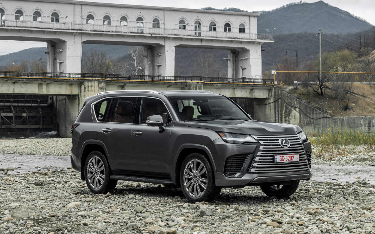 Lexus LX

К концу 2015 года на рынок вышел обновленный Lexus LX третьего поколения. Внедорожник предлагали с бензиновым мотором на 367 л.с. и дизелем от Land Cruiser 200. Стоимость начиналась с 4,999 млн руб.&nbsp;Сегодня в Россию везут LX уже четвертого поколения&nbsp;&mdash; тоже по серым схемам. За машину придется заплатить от 13&nbsp;470&nbsp;000 до 27&nbsp;690&nbsp;000 руб.

2015 год


Двигатель&nbsp;&mdash; 5,7 л
Мощность&nbsp;&mdash; 367 л.с.
Коробка&nbsp;&mdash; &laquo;автомат&raquo;
Макс. скорость&nbsp;&mdash; 210 км/ч
Разгон до 100 км/ч&nbsp;&mdash; 7,7 секунды


2025 год


Двигатель&nbsp;&mdash; 3,4 л
Мощность&nbsp;&mdash; 299 л.с.
Коробка&nbsp;&mdash; &laquo;автомат&raquo;
Макс. скорость&nbsp;&mdash; 210 км/ч
Разгон до 100 км/ч&nbsp;&mdash; 6,9 секунды
