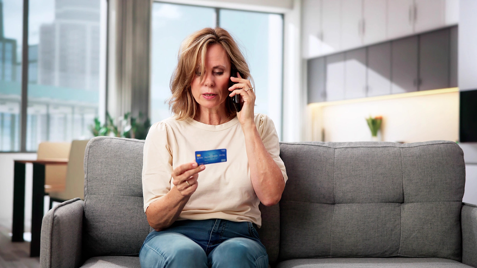 Новая сложная схема мошенничества с двумя звонками опирается на тему доставки алкоголя и имитирует взлом аккаунта на портале «Госуслуги»