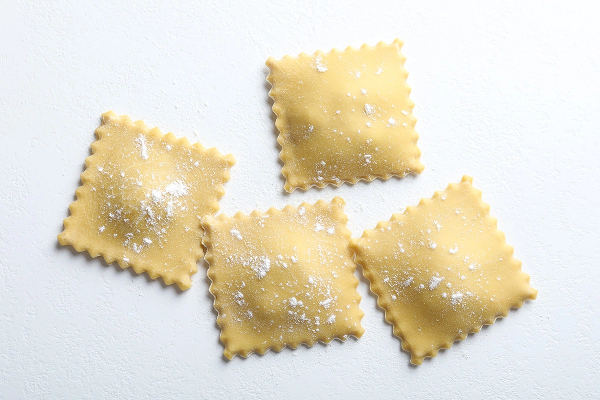 Равиоли — это одновременно вид пасты и блюдо, фаршированные макароны