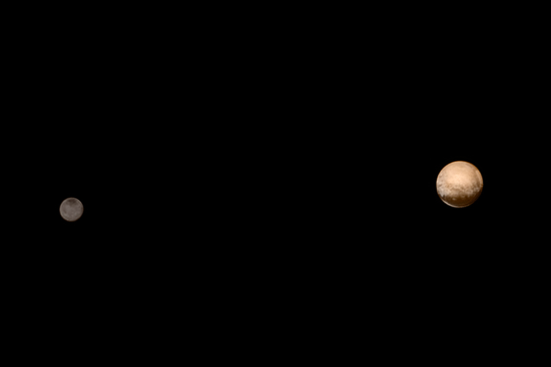 Изображение Плутона и его спутника, полученное аппаратом 8 июля 2015 года с расстояния 6 млн&nbsp;км. В момент приближения к Плутону станция &laquo;Новые горизонты&raquo; находилась уже на расстоянии&nbsp;4,9 млрд км от Земли. Станция питается за счет радиоизотопного термоэлектрического генератора (РИТЭГ). На старте его электрическая мощность составляла 250&nbsp;Вт, но с каждым годом падает и уже составляет около 200&nbsp;Вт. Энергии для осуществления миссии хватит до середины 2020-х годов, когда аппарат преодолеет 50&ndash;55 астрономических единиц (около 8 млрд км)
