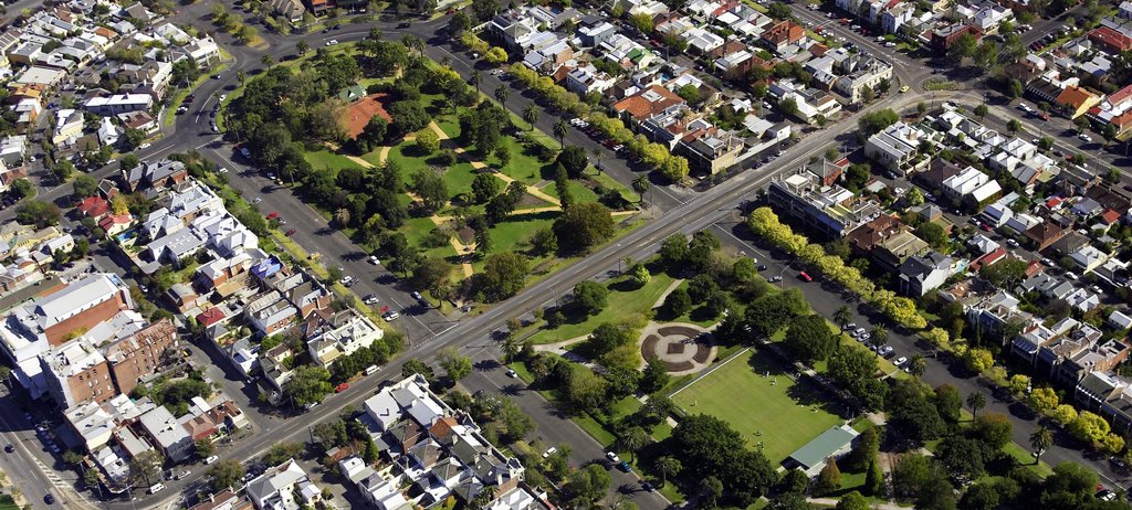 Мельбурн с&nbsp;высоты птичьего полета. Город известен благодаря&nbsp;своим паркам, трамваям и&nbsp;прогулочным зонам. Программа реновации избавит Мельбурн от&nbsp;старых типовых домов