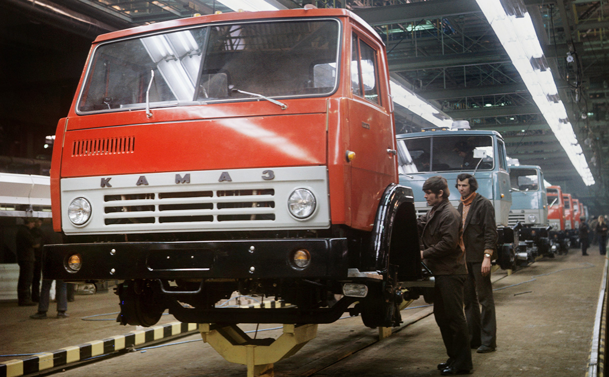 Первые автомобили КамАЗ на главном сборочном конвейере Камского автомобильного завода, 1976г.