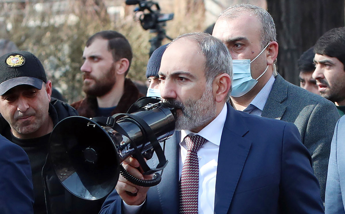 Никол Пашинян (в центре) во время шествия со своими сторонниками в Ереване