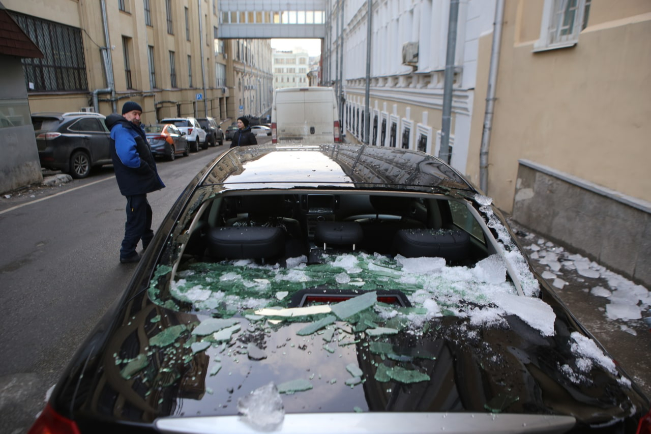 Зимой и весной автомобили часто страдают от упавшего снега и наледи
