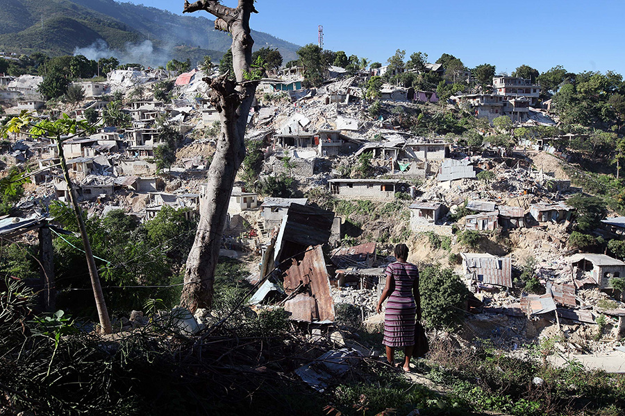 Количество жертв:  316 тыс. человек.

Землетрясение магнитудой 7 произошло на Гаити 12 января 2010 года. Подземные толчки разрушили столицу Порт-о-Пренс (на фото&nbsp;&mdash; склон холма в этом городе) с населением 900 тыс. человек и прилегающие территории. Вслед за этим произошла еще одна серия толчков меньшей силы. По оценкам ООН, более 2 млн человек были вынуждены покинуть свои дома. Землетрясение, в частности, разрушило здание парламента, президентский дворец, представительство Всемирного банка, а также штаб-квартиру ООН, в которой в момент толчков находились 150 сотрудников&nbsp;&mdash; 102 из них погибли.

Президент Гаити Рене Преваль назвал разрушения &laquo;невообразимыми&raquo;. В интервью газете Miami Herald он говорил, что ему приходилось переступать через тела погибших на улицах и слышать доносящиеся из-под развалин зданий крики выживших.

Спасательные работы в первые дни осложняло отсутствие электричества и связи: первую подстанцию в столице Гаити запустили на десятый день после толчков. Также были проблемы с питьевой водой, фиксировались случаи мародерства. В отсутствие большого количества техники люди разгребали завалы руками. Больницы не справлялись с количеством пострадавших, раненых приходилось помещать на улице возле медучреждений.

Спустя два года после землетрясения около 500 тыс. гаитянцев по-прежнему жили в палаточных городках, сообщали в ООН