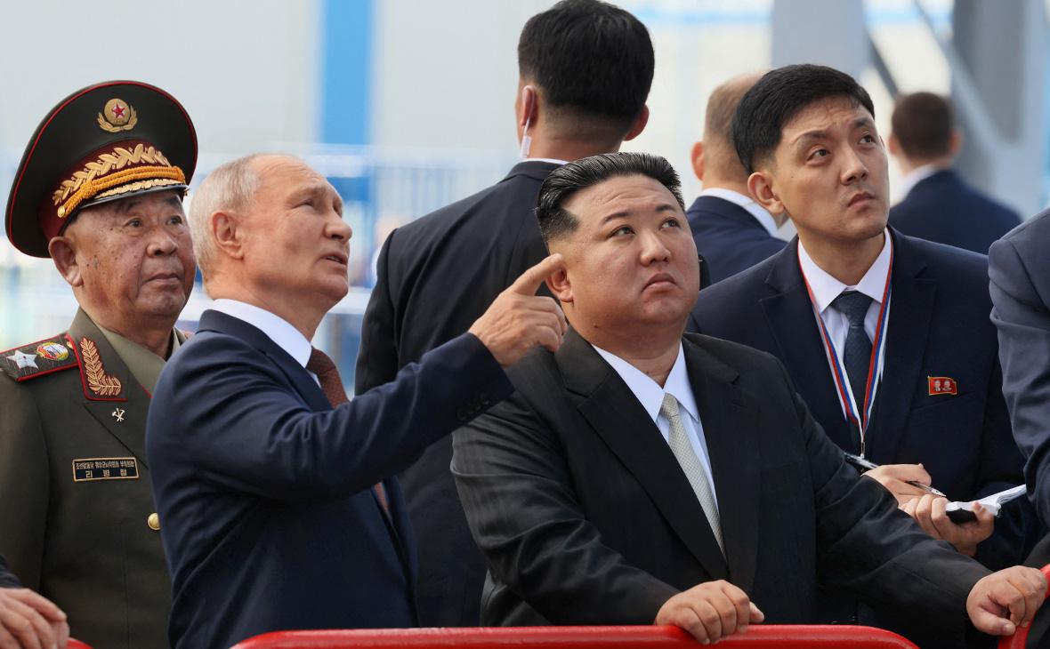 Владимир Путин и&nbsp;Ким Чен Ын во время осмотра территории космодрома Восточный в Амурской области