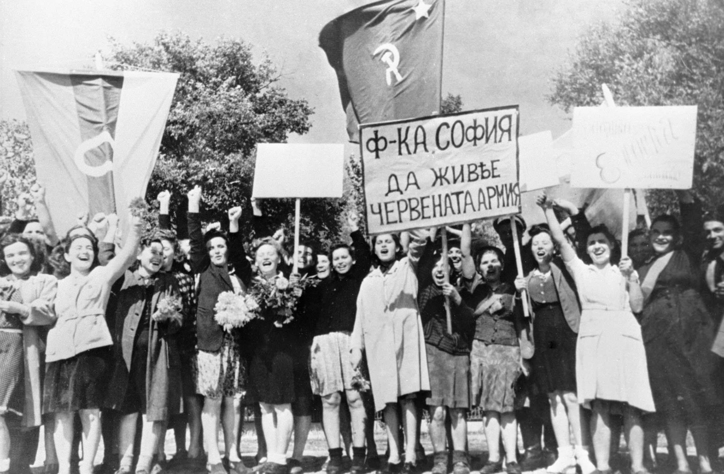 На фото: работницы фабрики «София» в болгарской столице приветствуют советских солдат, 9 мая 1945 года