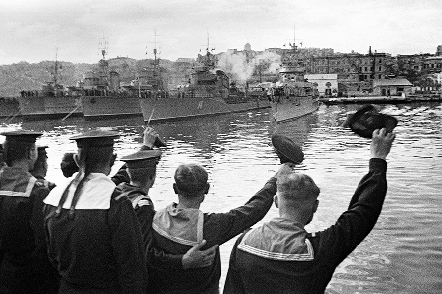 Севастополь. Моряки Черноморского флота прощаются с кораблями, 14 мая 1945 года.
Летом 1945 года Севастополь принимал первую очередь героев с фронта. «Многие из них тотчас были направлены на работу по специальности. Тут же демобилизованным были выданы хлебные, продовольственные и промтоварные карточки, а также талоны на получение горячего питания», — цитирует «РИА Новости» местные СМИ того времени.
